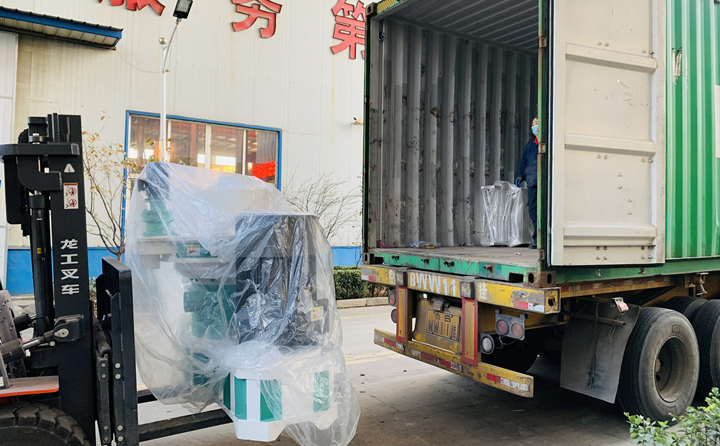 顆粒機(jī)裝車(chē)中.jpg