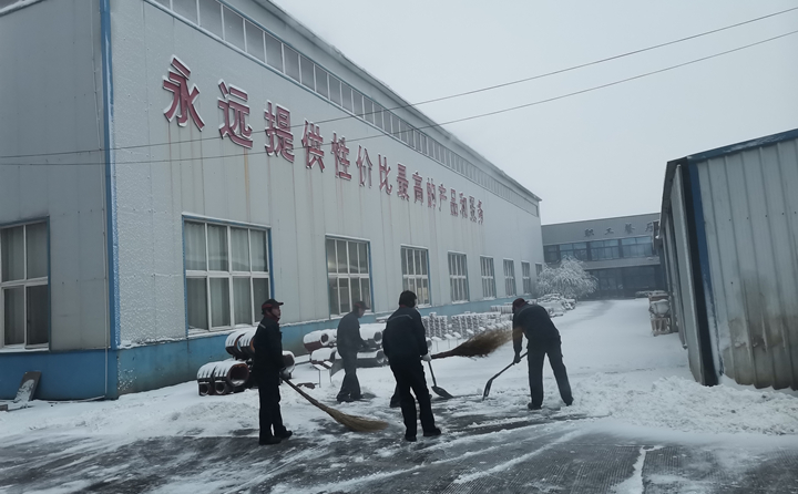 寒風(fēng)中，雪地里，他們的身影多么美麗.jpg