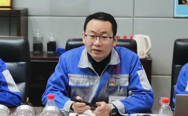 技術(shù)部部長張波與營銷人員分享2020年顆粒機設(shè)備和粉碎機設(shè)備改進點以及對2021年大型粉碎設(shè)備、牛糞顆粒爐設(shè)備的技術(shù)參數(shù)、選型、及工藝流程進行講解培訓(xùn).jpg