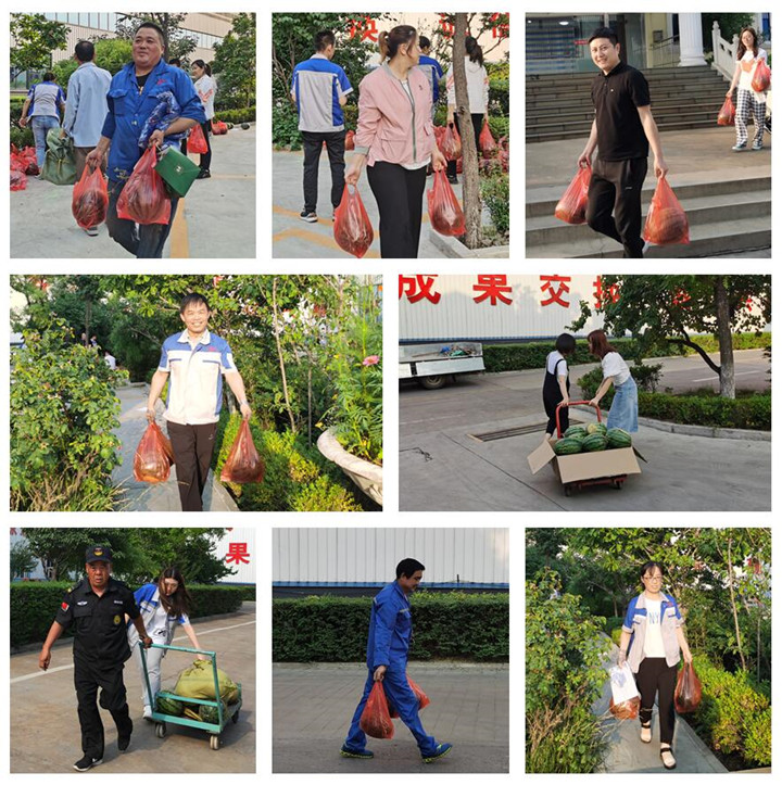 各部門派來(lái)領(lǐng)西瓜的代表，各個(gè)喜笑顏開.jpg